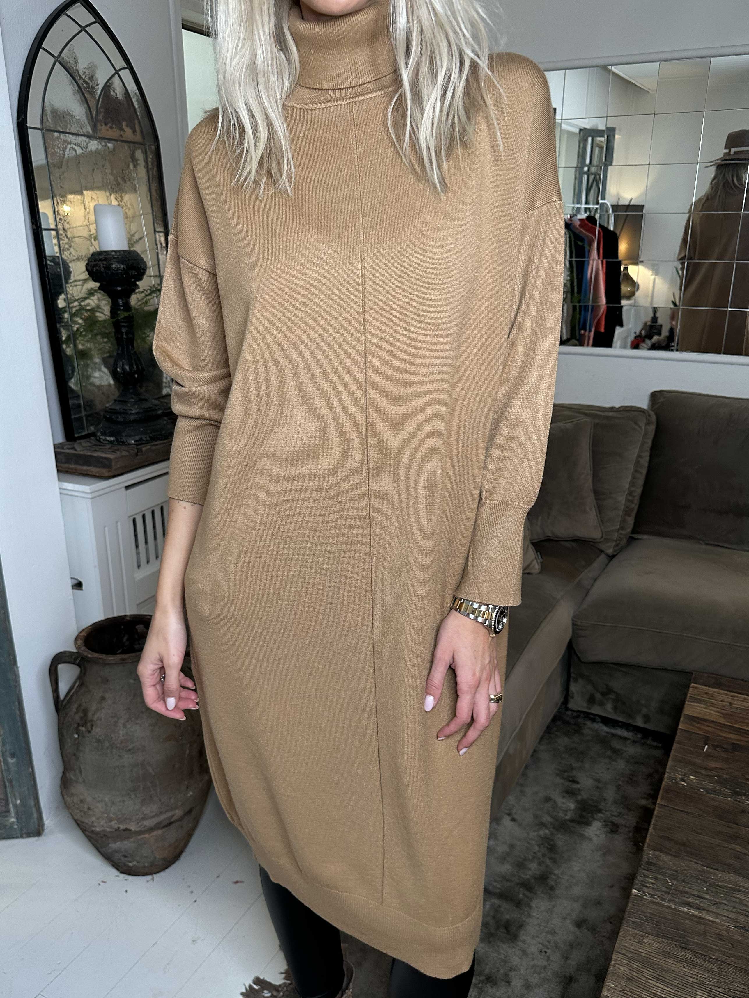 Maniya - Mjuk stickad klänning med polokrage